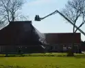Brand in dak van woonboerderij