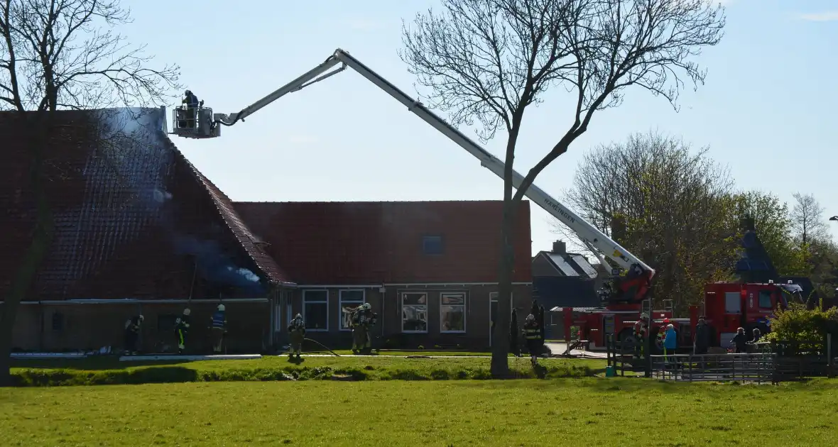 Brand in dak van woonboerderij - Foto 1