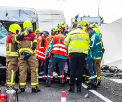 Ernstig ongeval tussen bestelbus en vrachtwagen