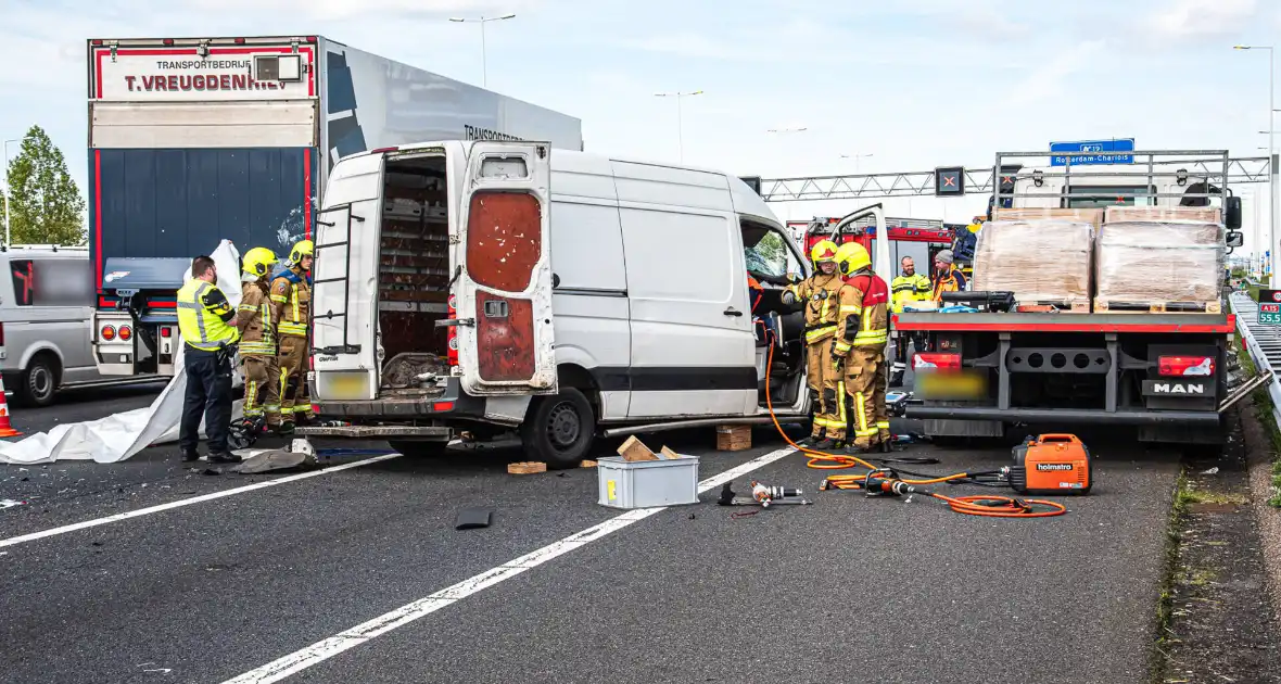 Ernstig ongeval tussen bestelbus en vrachtwagen - Foto 5