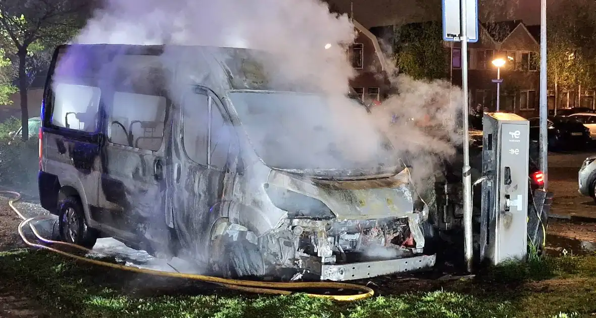 Personenbus verzorgingshuis verwoest door brand - Foto 1