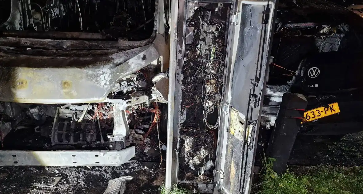 Personenbus verzorgingshuis verwoest door brand - Foto 9