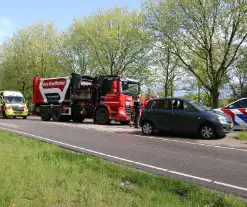 Vuilniswagen botst tegen auto