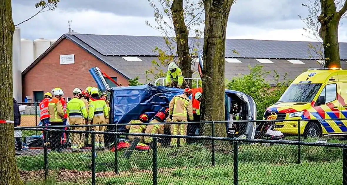 Bestelbus gekanteld na botsing - Foto 1