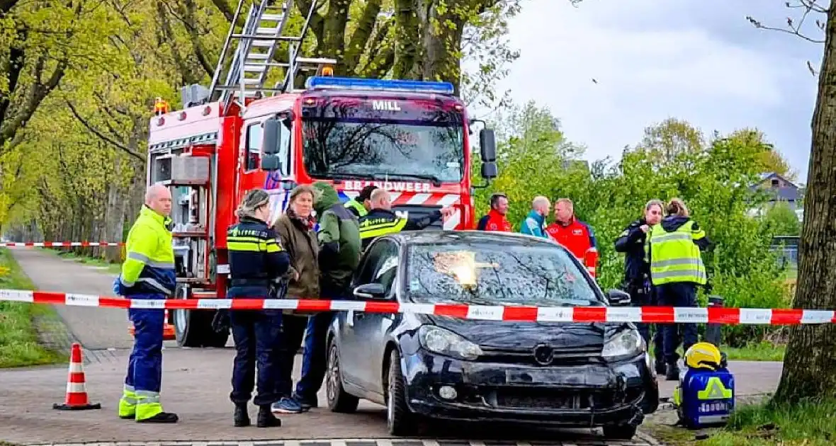 Bestelbus gekanteld na botsing - Foto 2