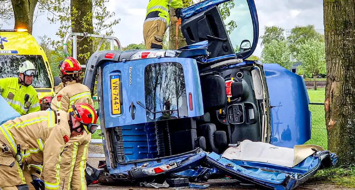 Bestelbus gekanteld na botsing - Foto 3