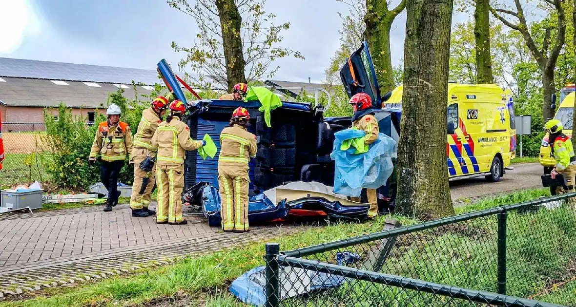 Bestelbus gekanteld na botsing - Foto 5