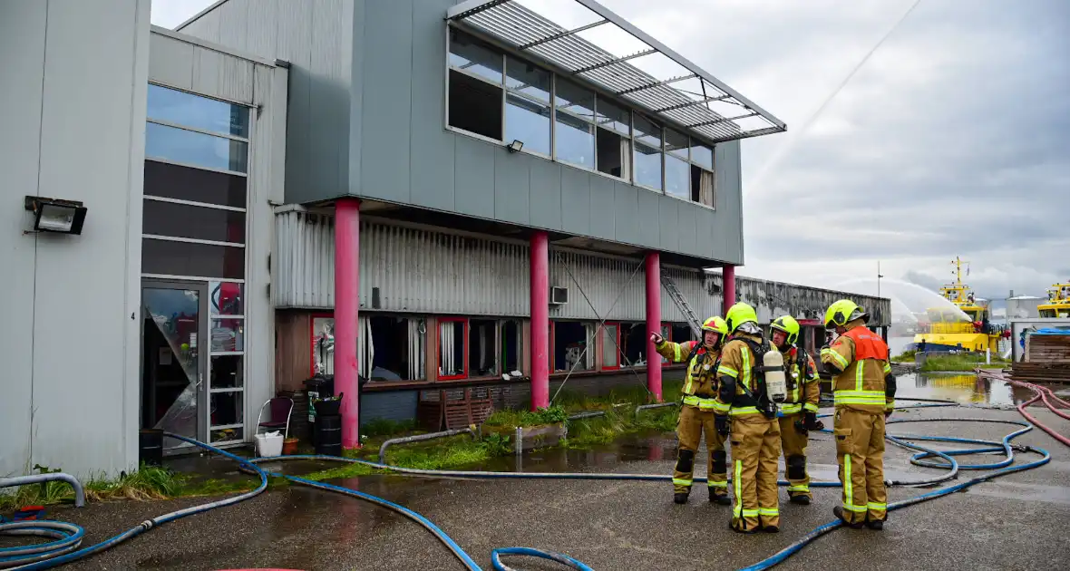 NL-alert afgegeven voor grote brand in industriepand - Foto 1