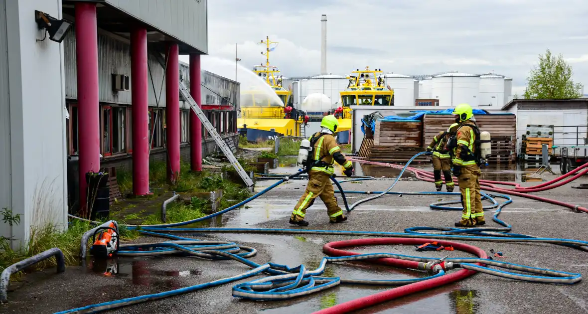 NL-alert afgegeven voor grote brand in industriepand - Foto 10