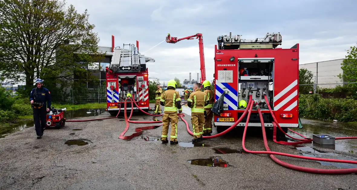 NL-alert afgegeven voor grote brand in industriepand - Foto 2