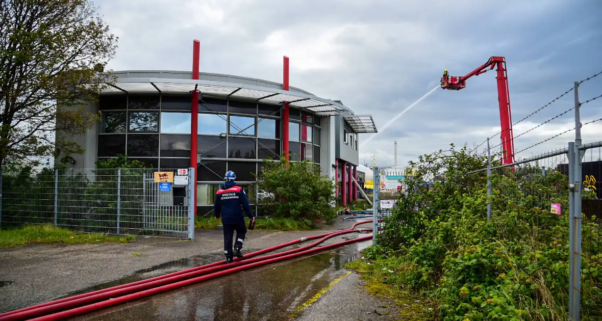 NL-alert afgegeven voor grote brand in industriepand - Foto 3