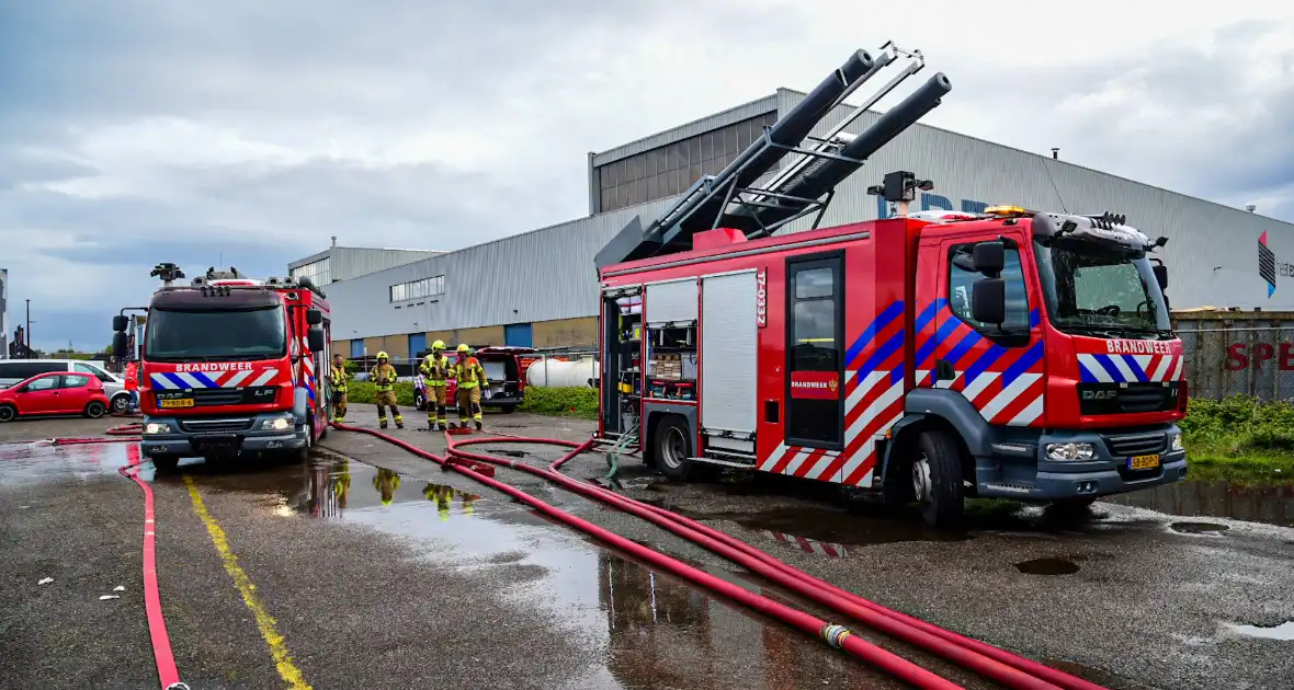 NL-alert afgegeven voor grote brand in industriepand - Foto 4