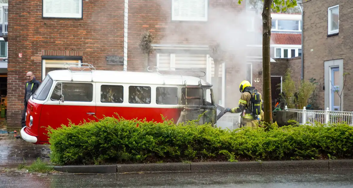 Camperbus zwaar beschadigd door brand - Foto 1