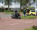 Motorrijder klapt achterop personenauto