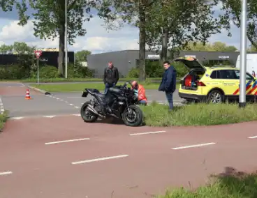Motorrijder klapt achterop personenauto