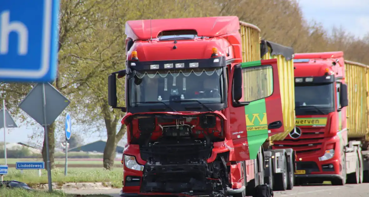 Dode bij aanrijding tussen Personenauto en vrachtwagen op beruchte kruising - Foto 1