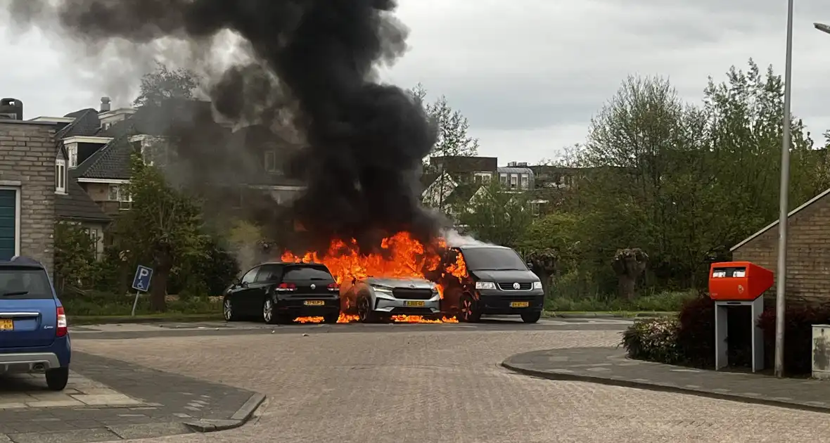 Meerdere voertuigen in brand in woonwijk