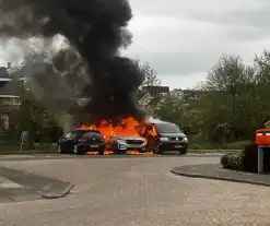 Meerdere voertuigen in brand in woonwijk