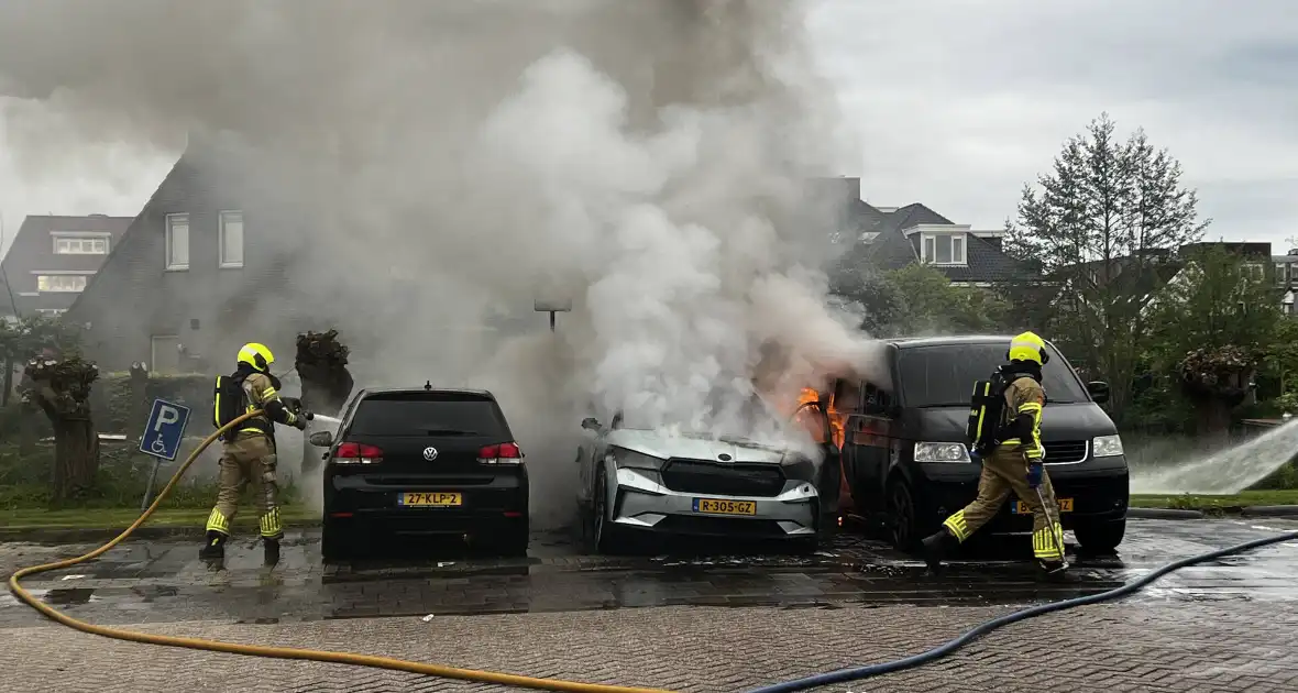 Meerdere voertuigen in brand in woonwijk - Foto 2