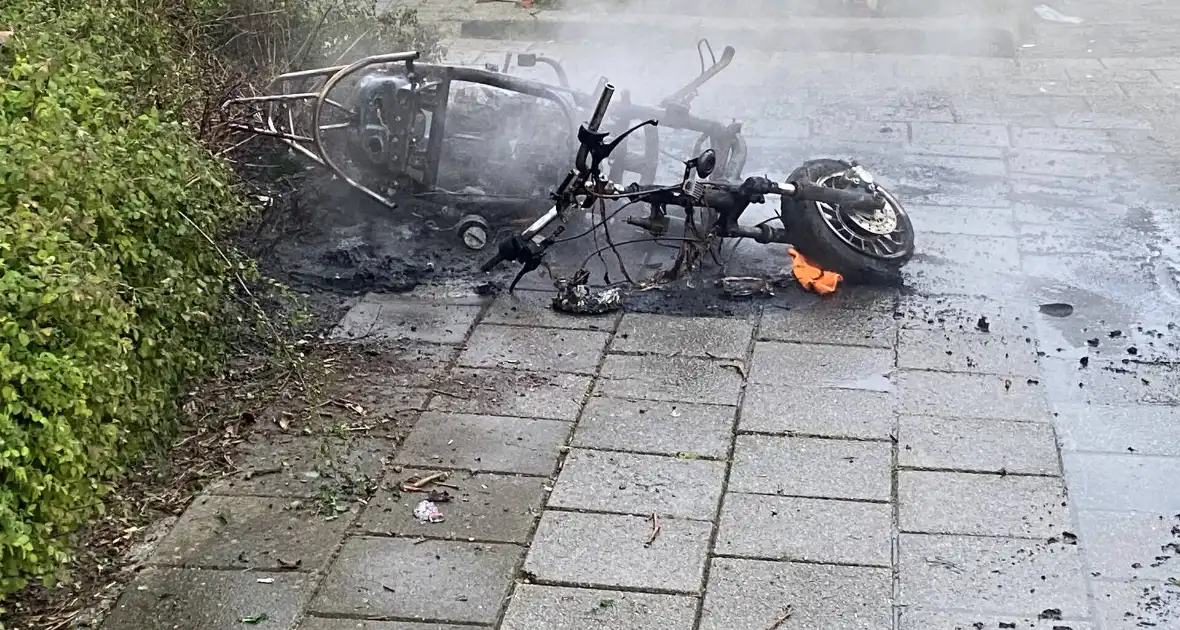 Scooter gaat in vlammen op tijdens Koningsnacht meeting - Foto 1