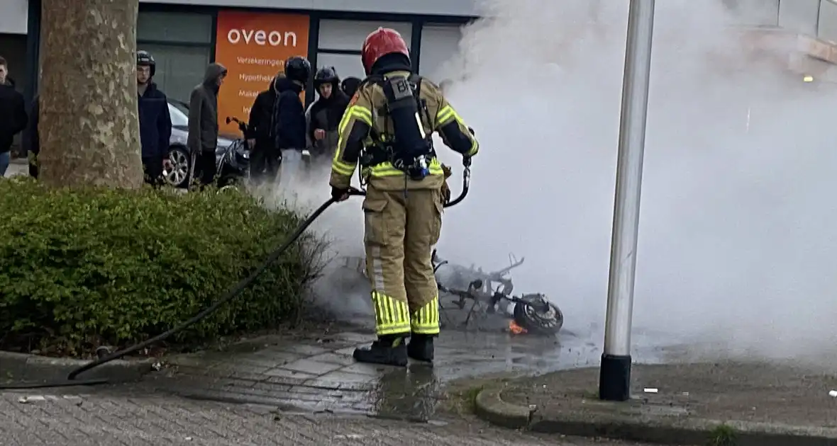 Scooter gaat in vlammen op tijdens Koningsnacht meeting - Foto 2