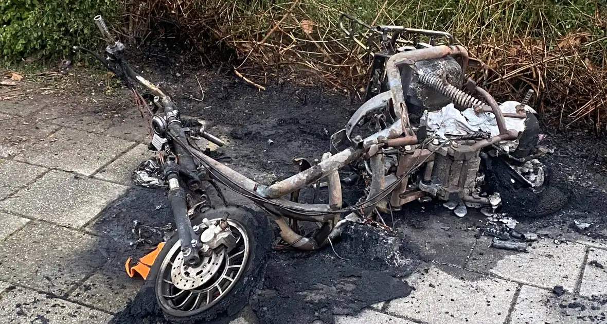 Scooter gaat in vlammen op tijdens Koningsnacht meeting - Foto 6