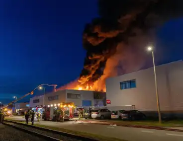 Grote brand bij autobedrijf Westelijk Havengebied