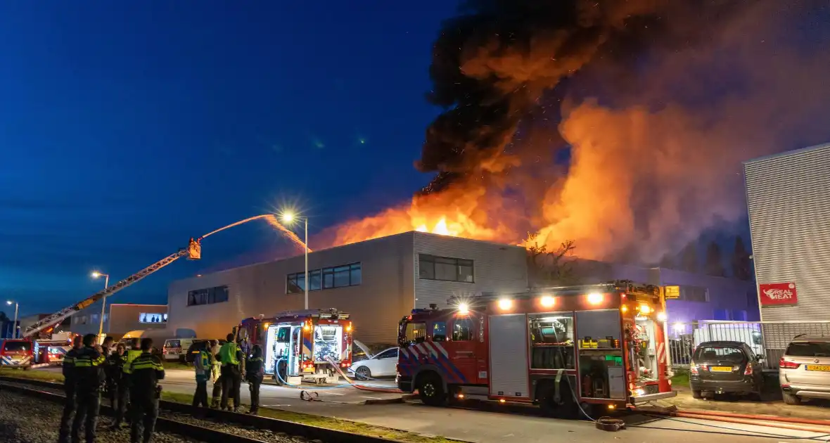 Grote brand bij autobedrijf Westelijk Havengebied - Foto 1