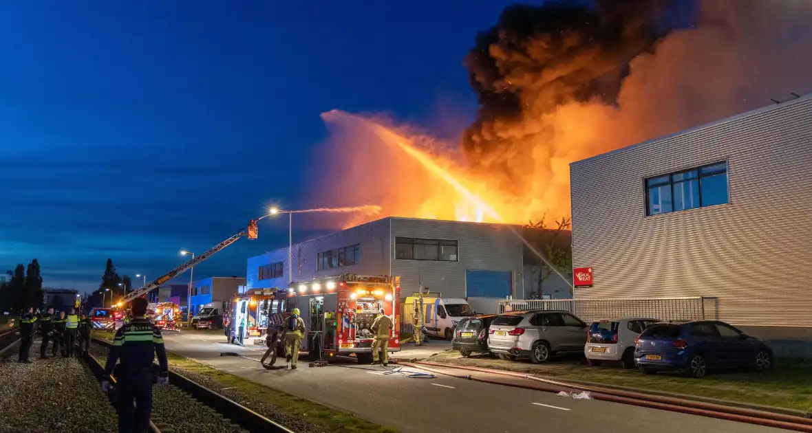 Grote brand bij autobedrijf Westelijk Havengebied - Foto 2