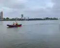 Brandweerboot sleept boom uit rivier