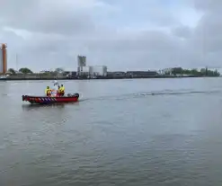 Brandweerboot sleept boom uit rivier