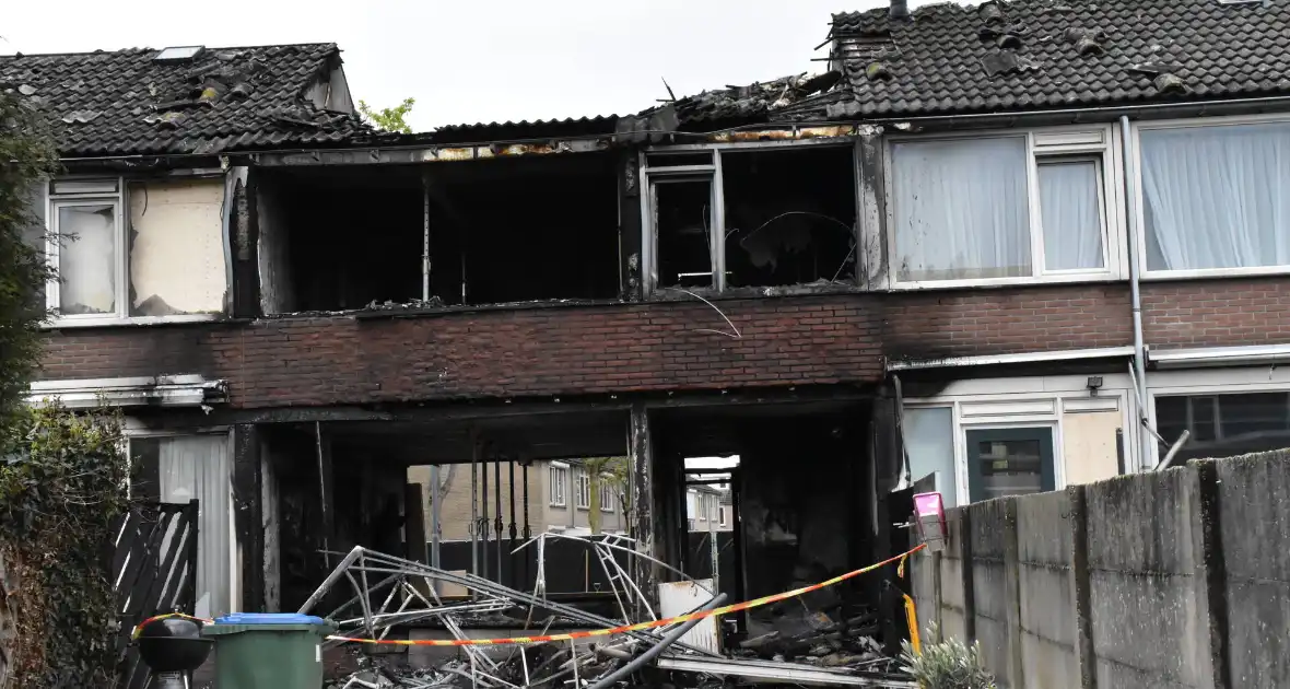 Woning verwoest door explosie en uitslaande brand