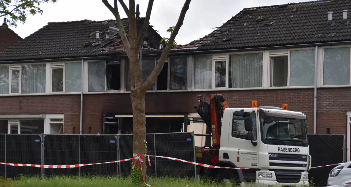 Woning verwoest door explosie en uitslaande brand - Foto 2