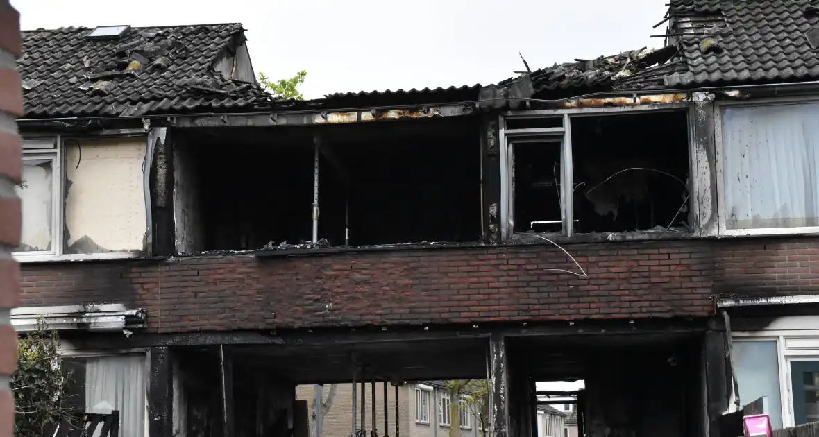 Woning verwoest door explosie en uitslaande brand - Foto 4