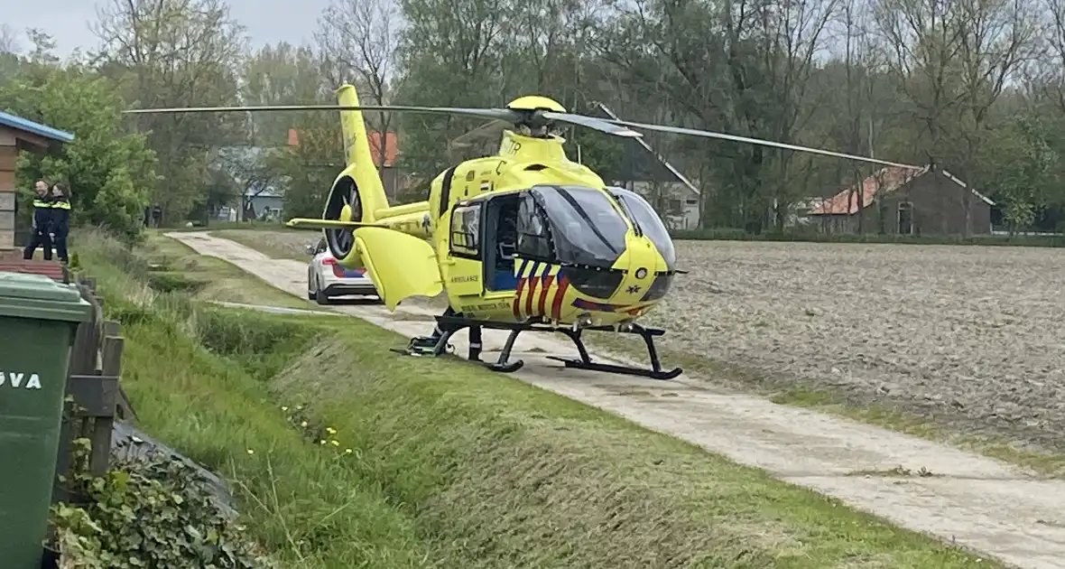 Traumahelikopter vervoerd patiënt naar ziekenhuis - Foto 3