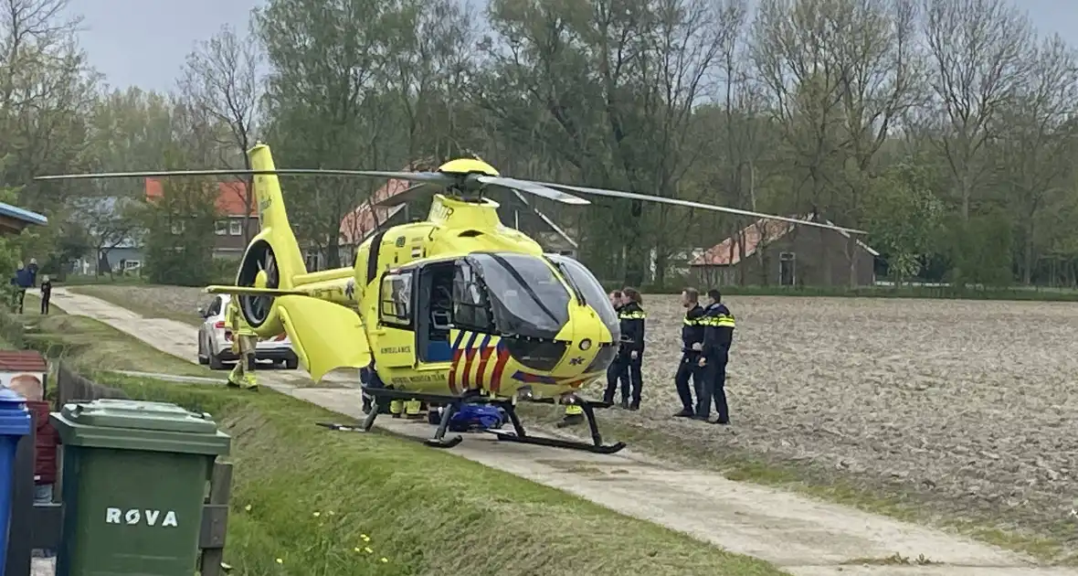 Traumahelikopter vervoerd patiënt naar ziekenhuis - Foto 4