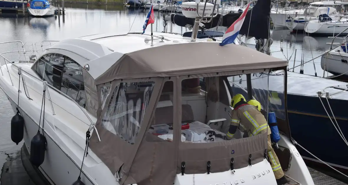 Rookontwikkeling op motorboot in jachthaven zorgt voor brandweerinzet - Foto 1