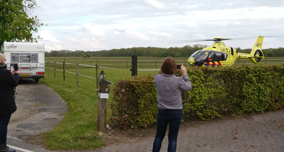 Man ernstig gewond na val van trap, inzet traumahelikopter trekt bekijks - Foto 1