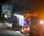 Oplegger van vrachtwagen brandt uit op A28