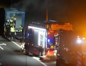 Oplegger van vrachtwagen brandt uit op A28