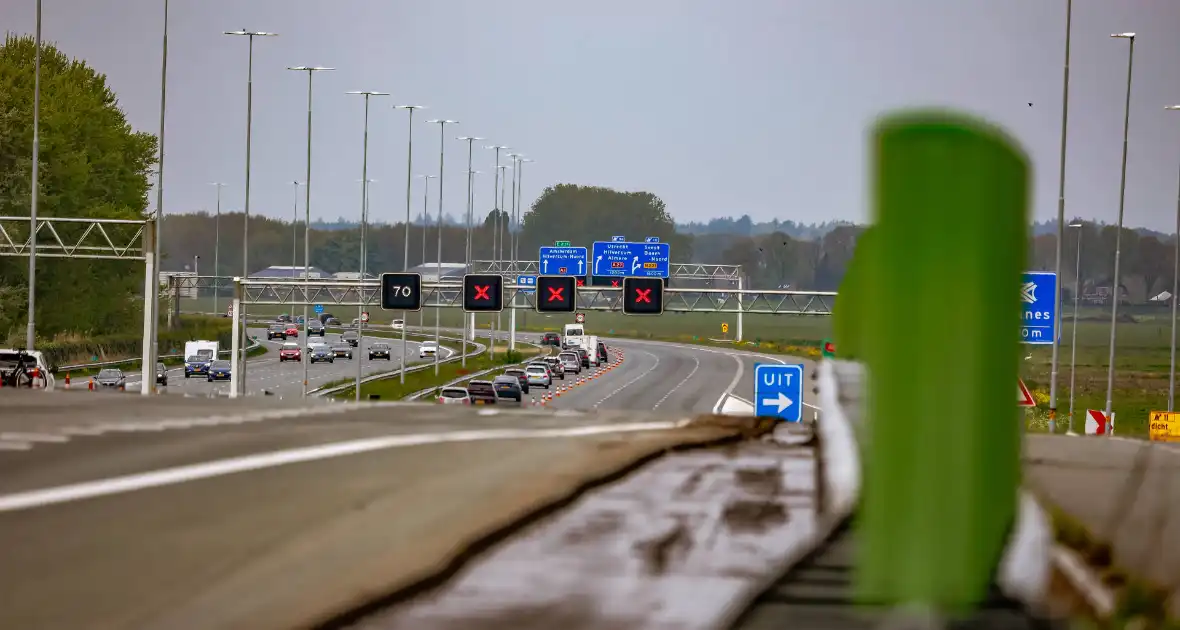 Bestuurders rijden door rood kruis bij wegwerkzaamheden aan snelweg - Foto 6
