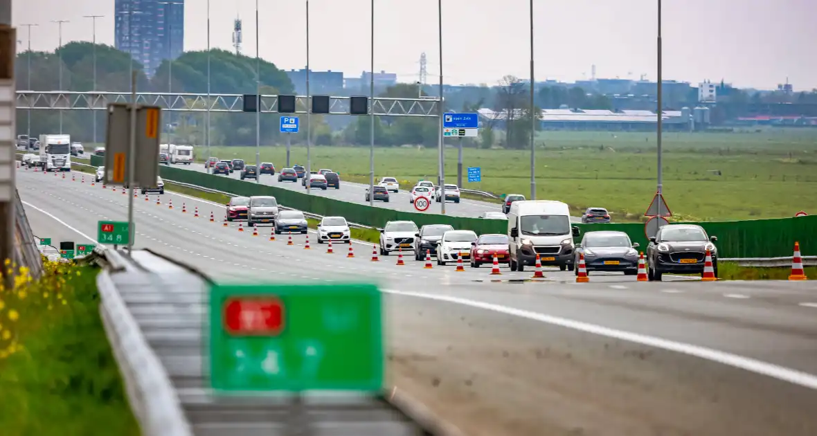 Bestuurders rijden door rood kruis bij wegwerkzaamheden aan snelweg - Foto 9