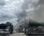 Enorme rookwolken door zeer grote brand in schuur