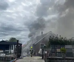 Enorme rookwolken door zeer grote brand in schuur