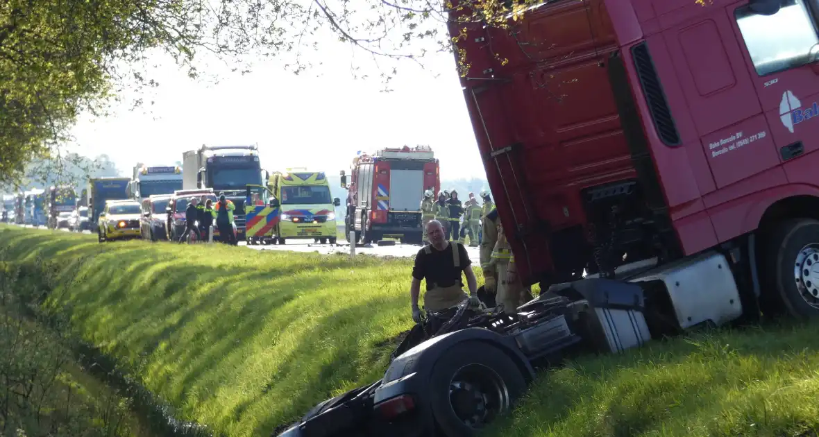 N381 urenlang afgesloten door ernstig ongeval met vrachtwagen - Foto 1