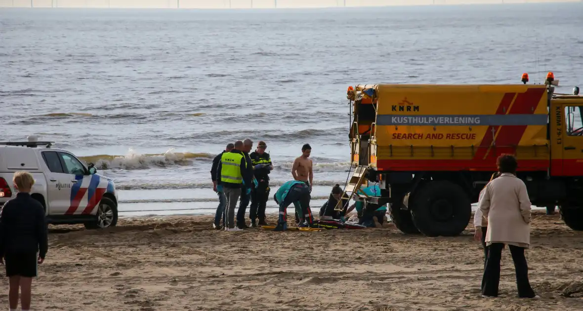 Veel hulpdiensten ingezet voor medische noodsituatie op strand - Foto 1