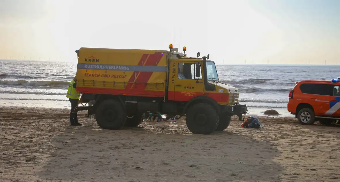Veel hulpdiensten ingezet voor medische noodsituatie op strand - Foto 3