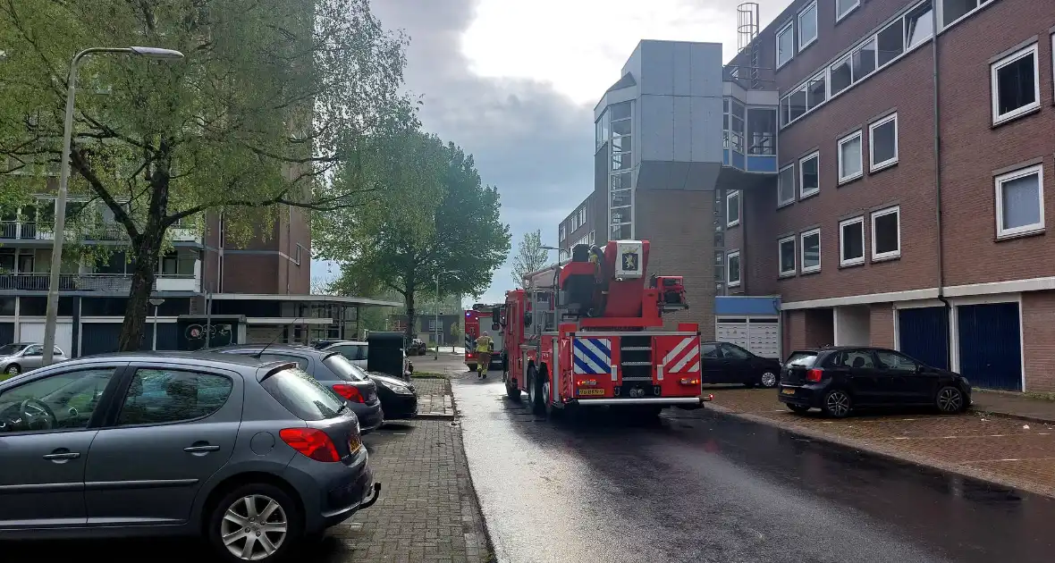 Brandweer ventileren appartement na brand in droger