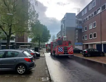 Brandweer ventileren appartement na brand in droger