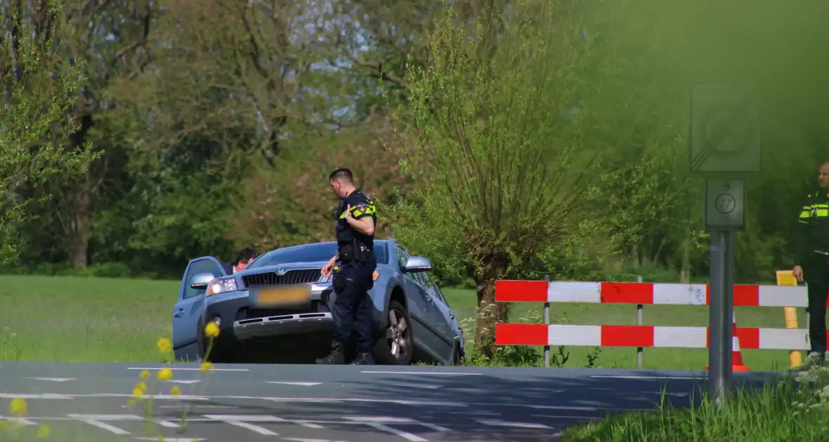 Personenauto geramd door bestelbus - Foto 6